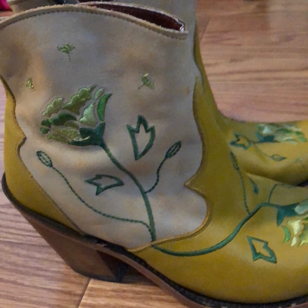 Yellow leather Dan Post booties